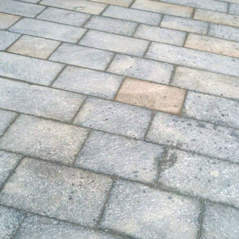 Bodenplatten mit gesägten Kanten aus Luserna-Gneis