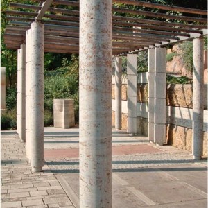 Stelen, Säulen, Pflaster aus Muschelkalk